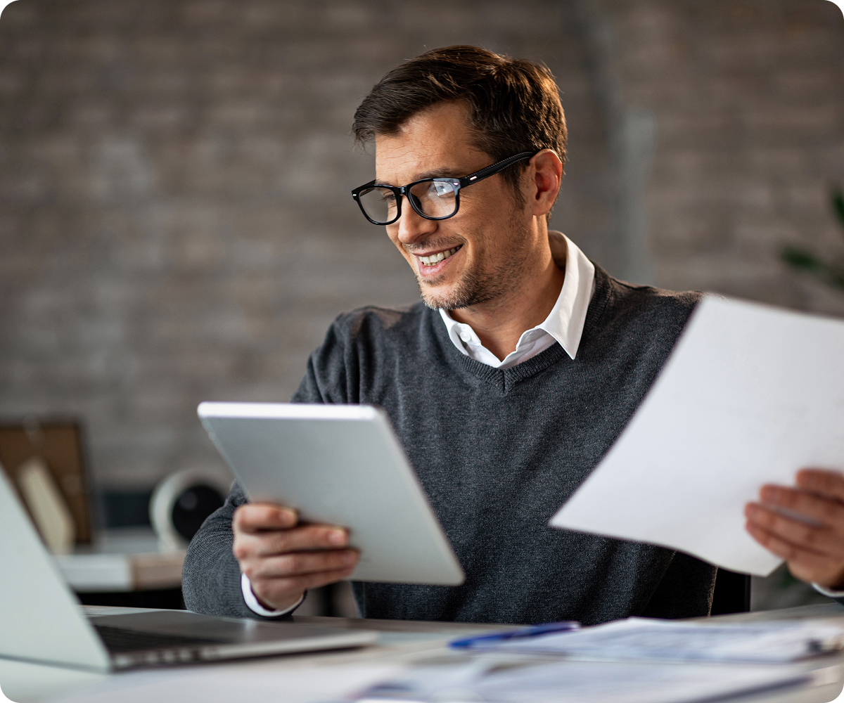 Homme traitant un dossier comptable
